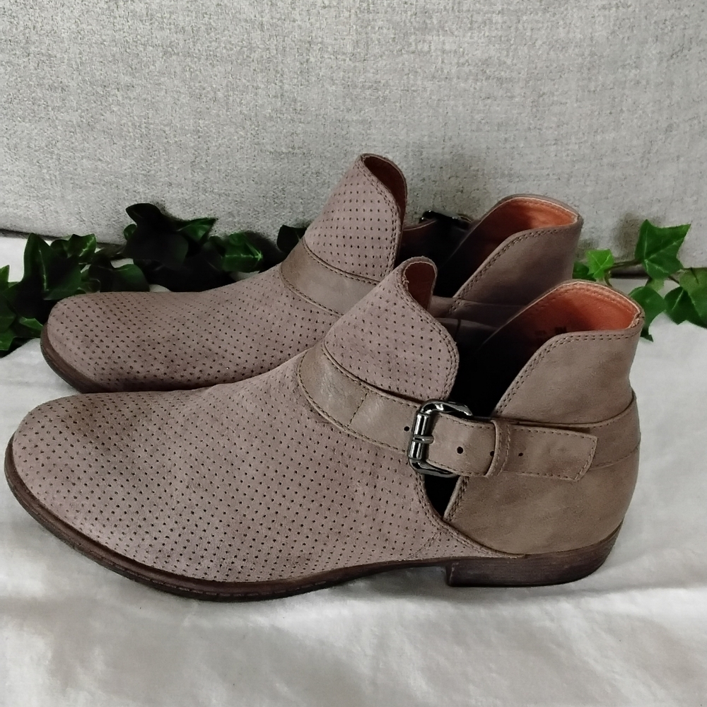 Womens Rea Hocus Pocus Taupe Suede Leather Ankle Boots